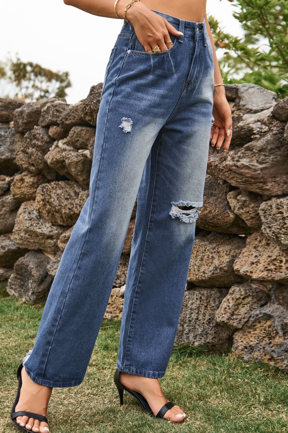 Distressed Buttoned Loose Fit Jeans - bertofonsi