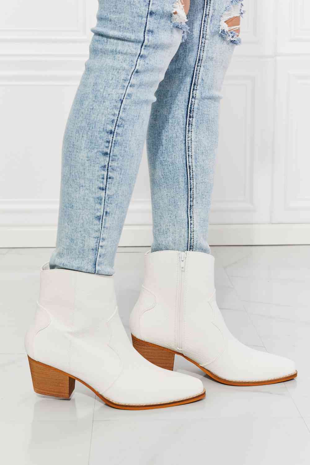 MMShoes Watertower Town Faux Leather Western Ankle Boots in White - bertofonsi