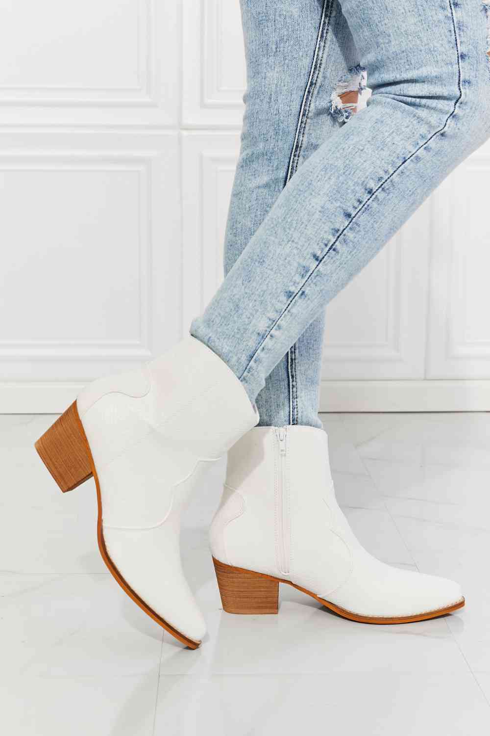 MMShoes Watertower Town Faux Leather Western Ankle Boots in White - bertofonsi