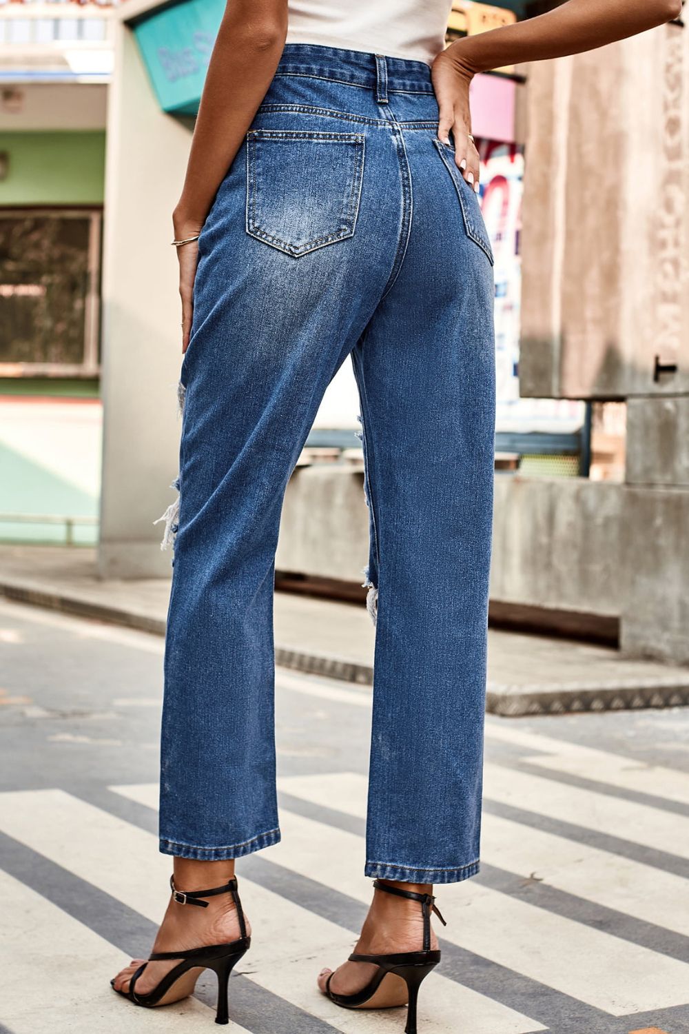 Distressed Buttoned Jeans with Pockets - bertofonsi