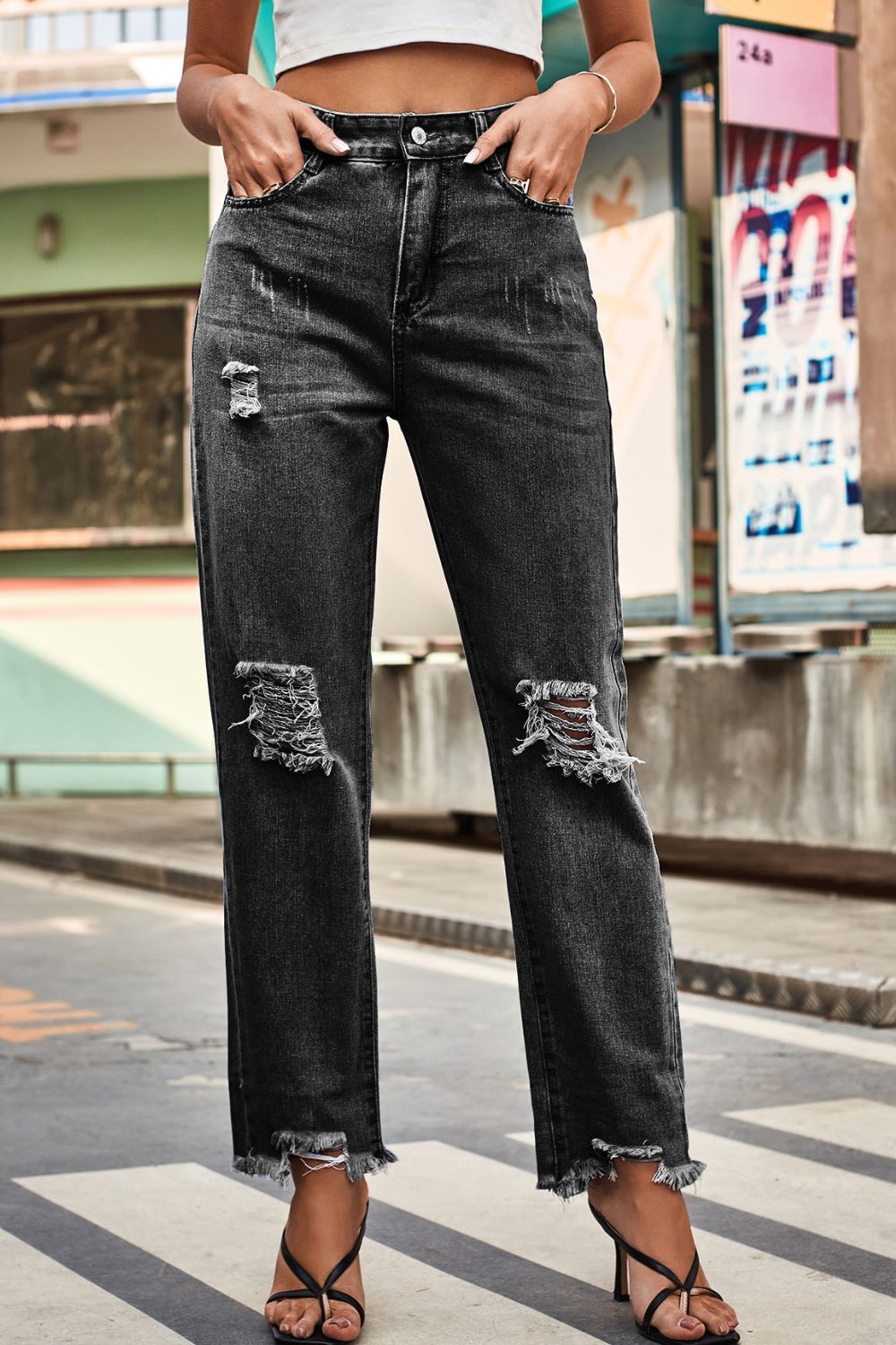 Distresssed Buttoned Loose Fit Jeans - bertofonsi