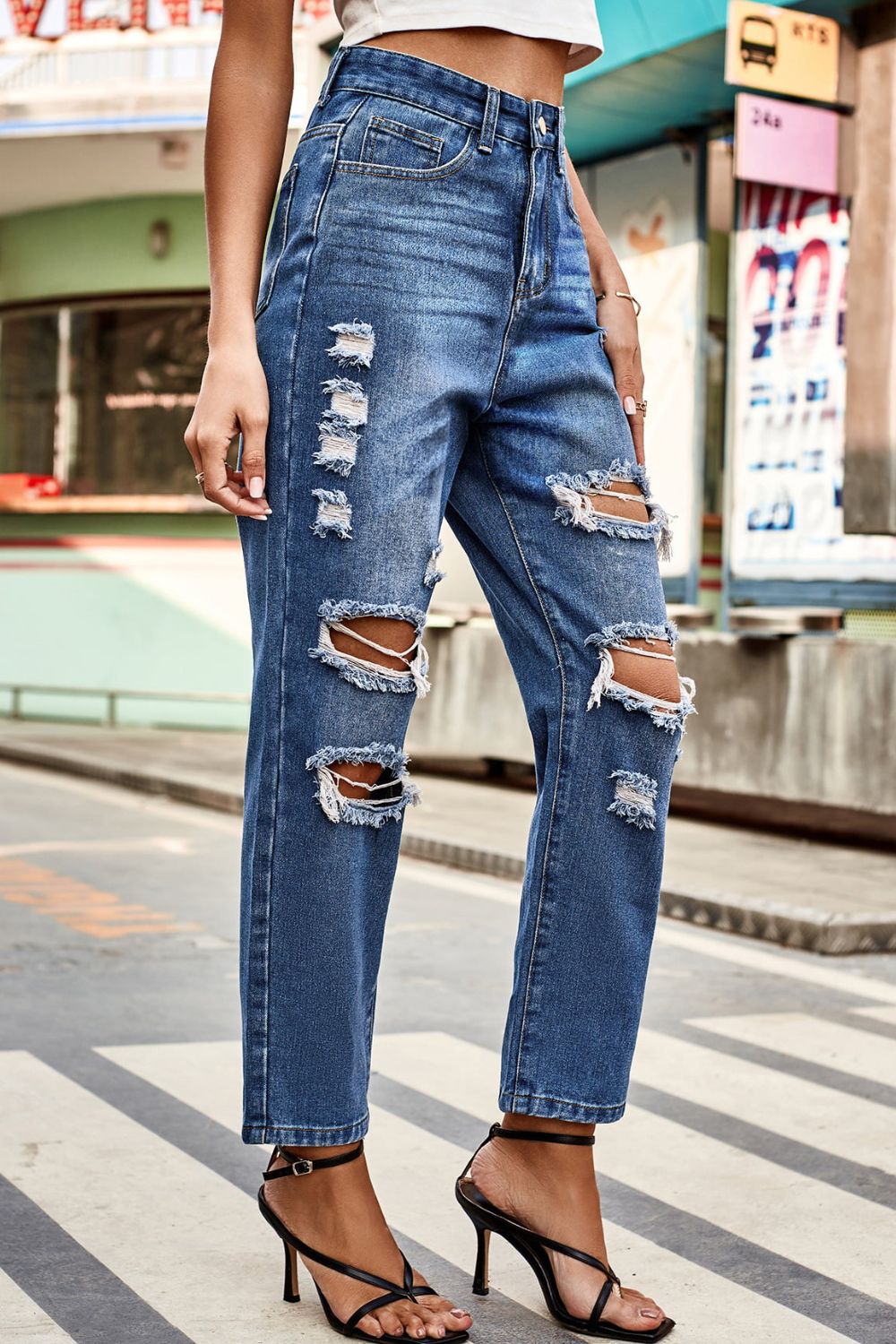Distressed Buttoned Jeans with Pockets - bertofonsi