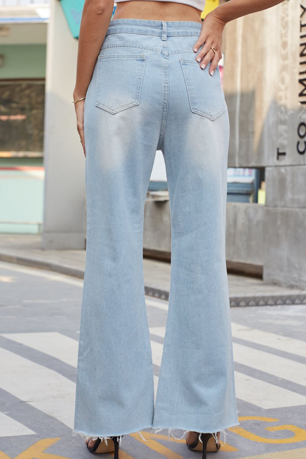 Distressed Buttoned Loose Fit Jeans - bertofonsi